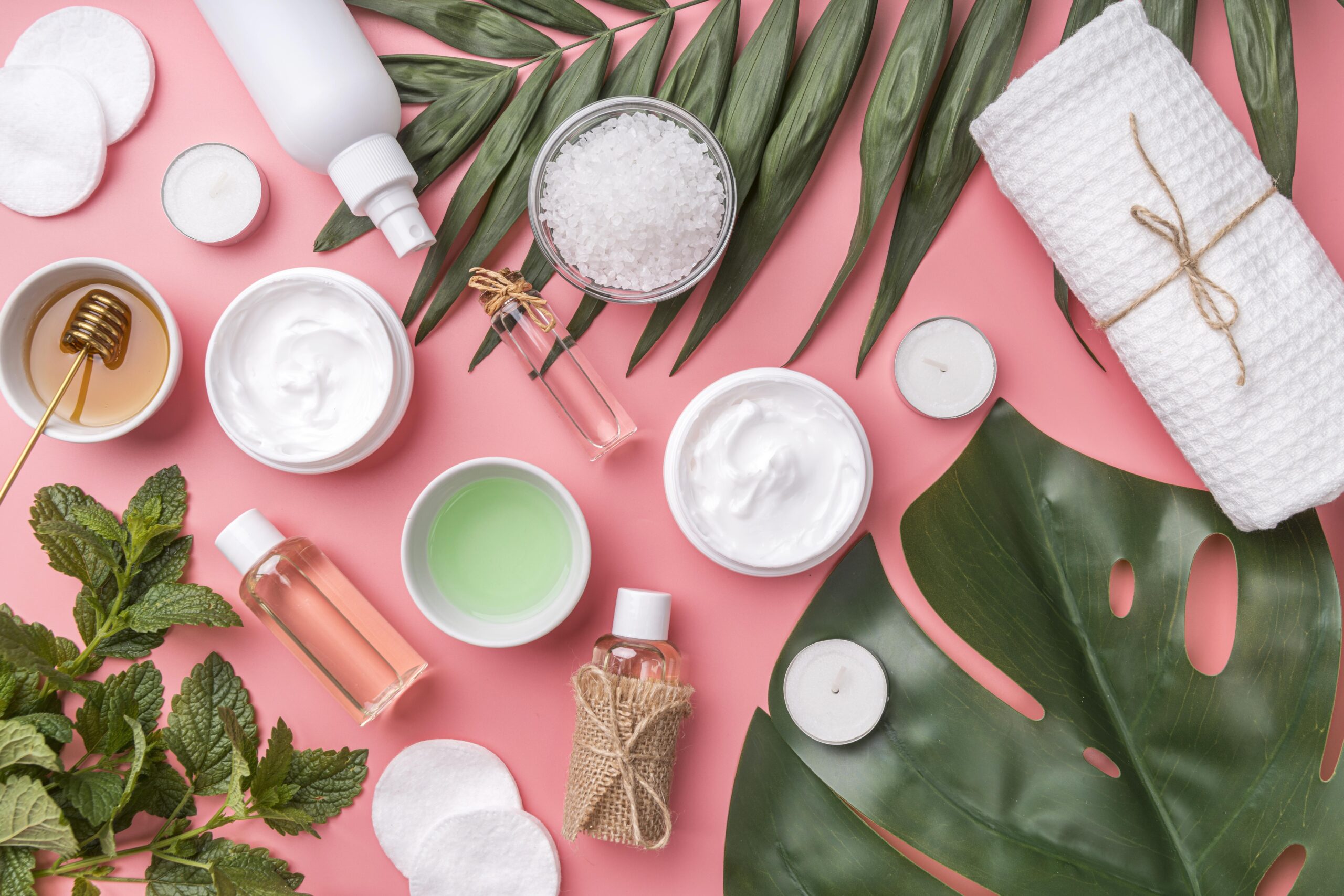 Wellness-Accessoires, grüne Blätter, Kerzen.